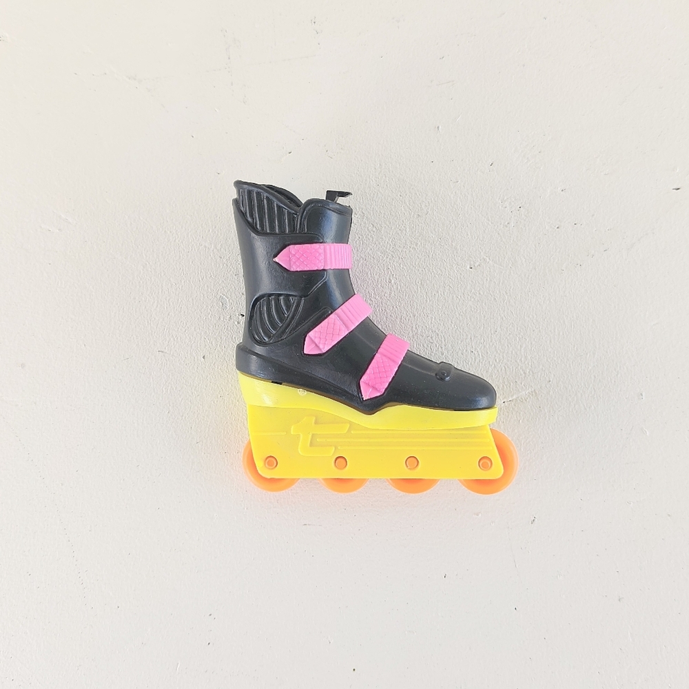 VINTAGE 1991 Topps Blazin’ Blades Roller Blades Candy Container Toy 3” Black
